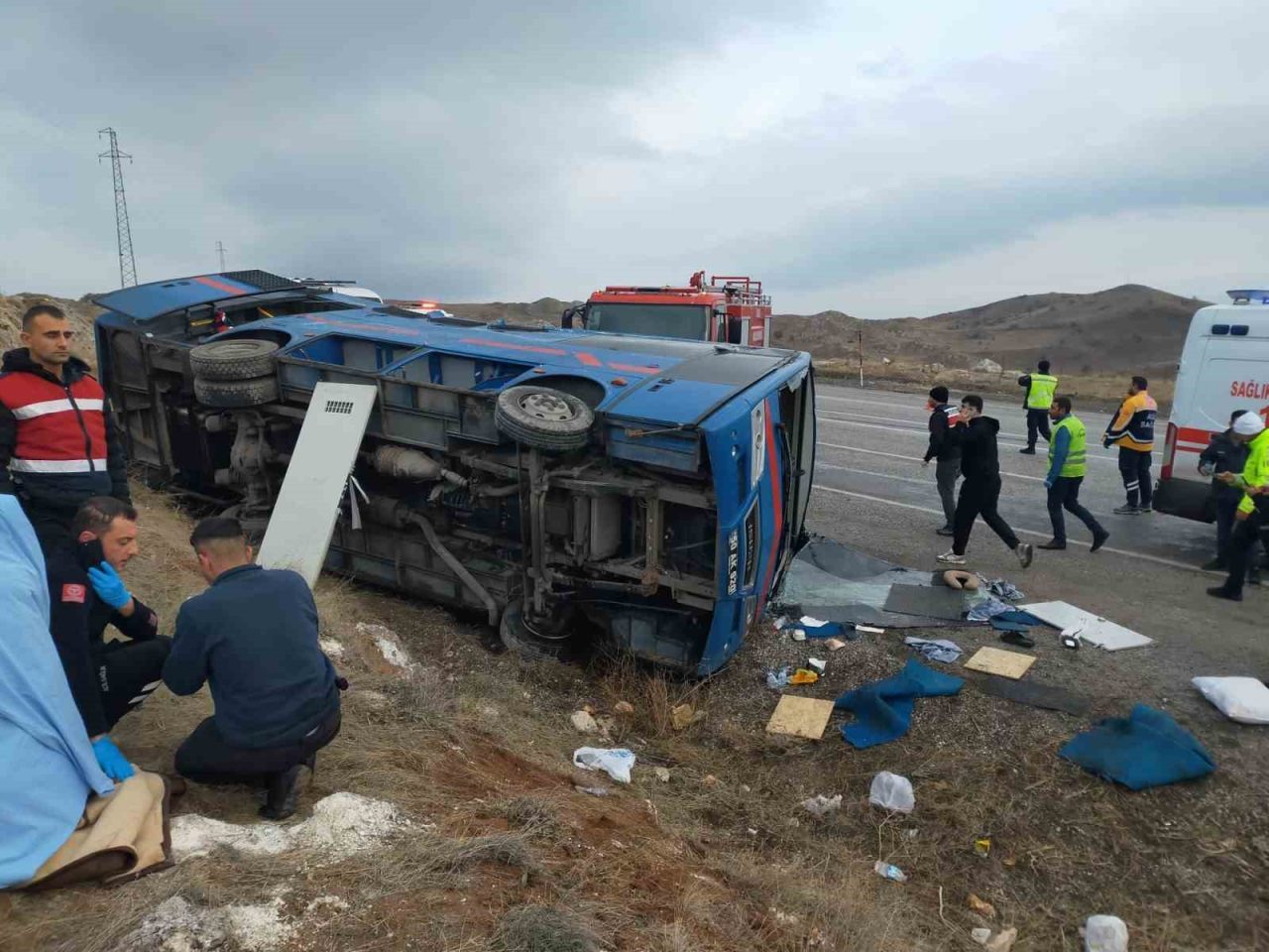 Sivas’ın İmranlı ilçesinde cezaevi nakil aracı devrildi. İlk belirlemelere göre