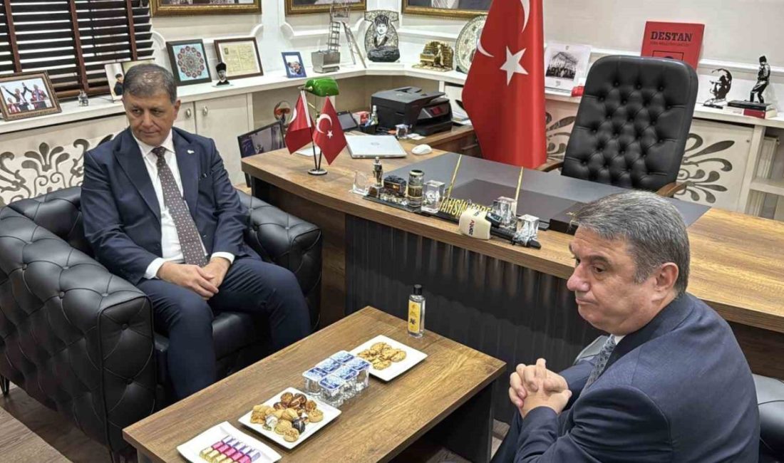 İzmir Büyükşehir Belediye Başkanı Cemil Tugay, İzmir’de büyükşehir belediyesi işçilerinin