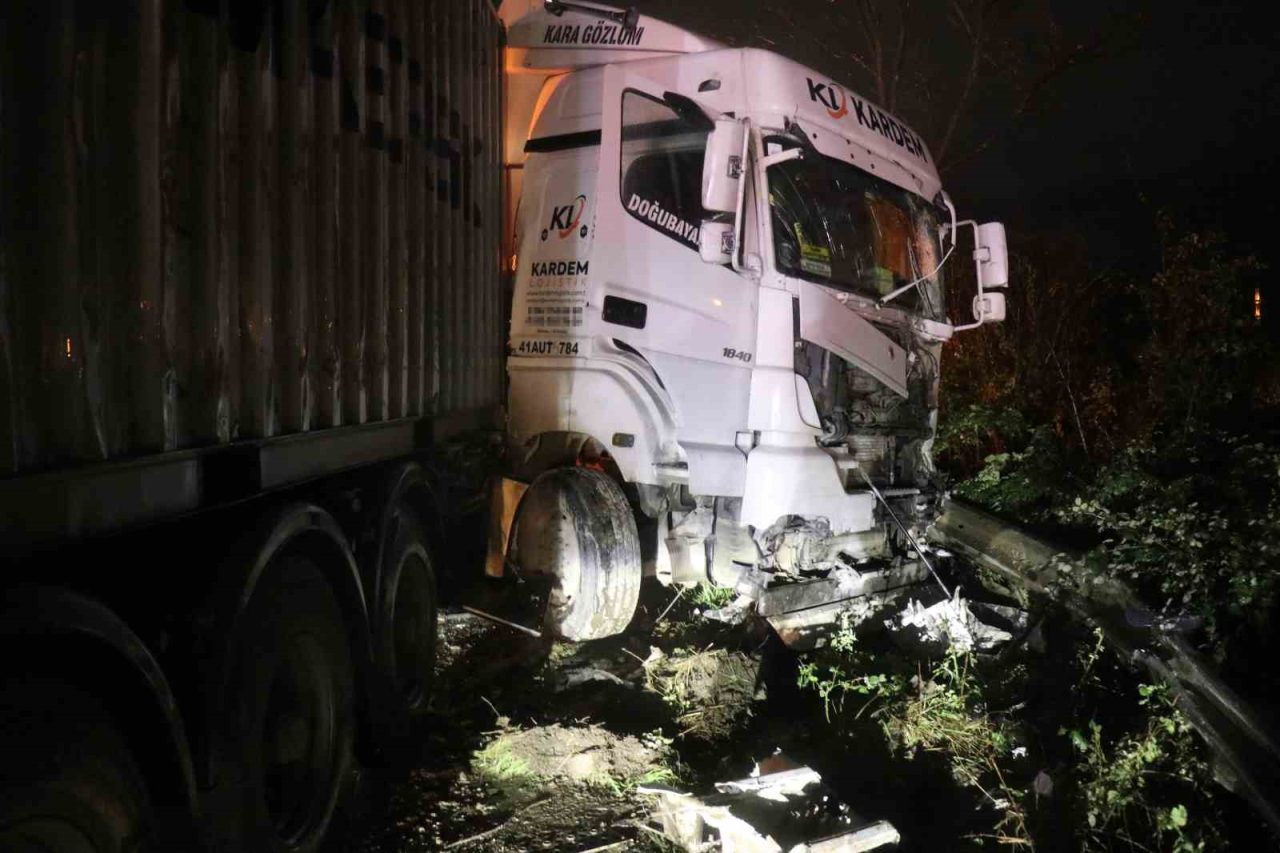 Sakarya D-650 kara yolunda 2 tır, 1 midibüs, 1 kamyonet