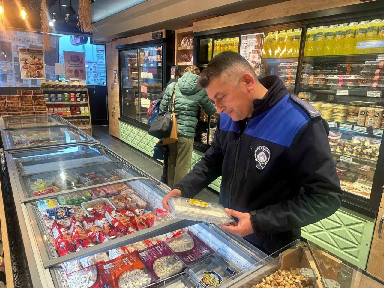 Darıca Belediyesi Zabıta Müdürlüğü ekipleri, yılbaşı öncesinde ilçe genelindeki işletmelerde