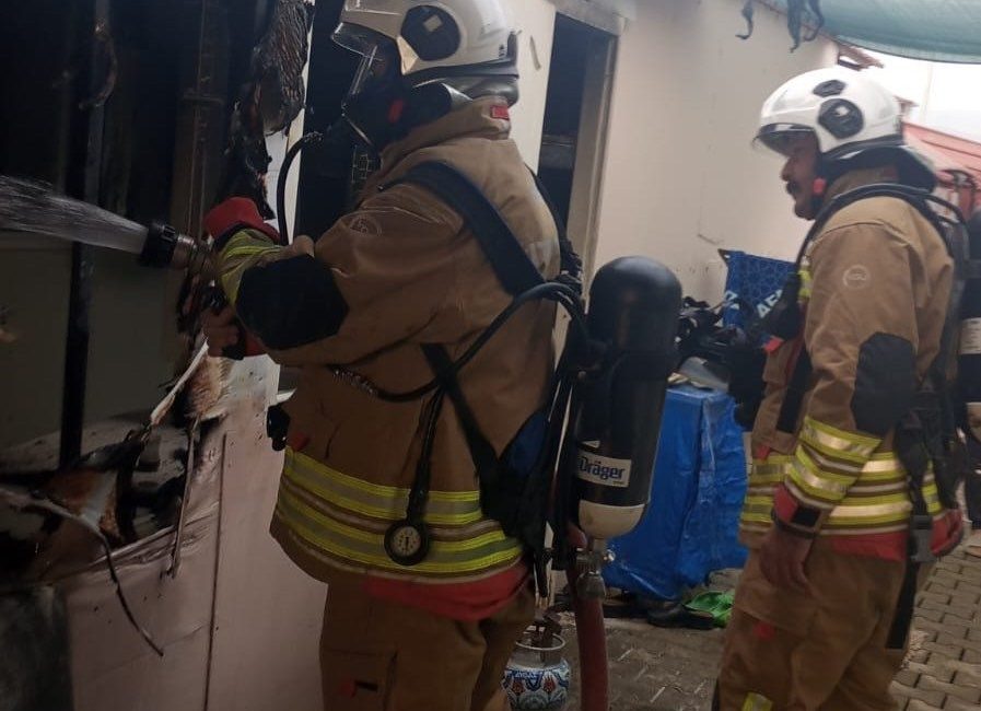 Hatay’da depremzedelerin yaşadığı konteynerde çıkan yangın, çevreye sıçramadan söndürüldü. Yangın,