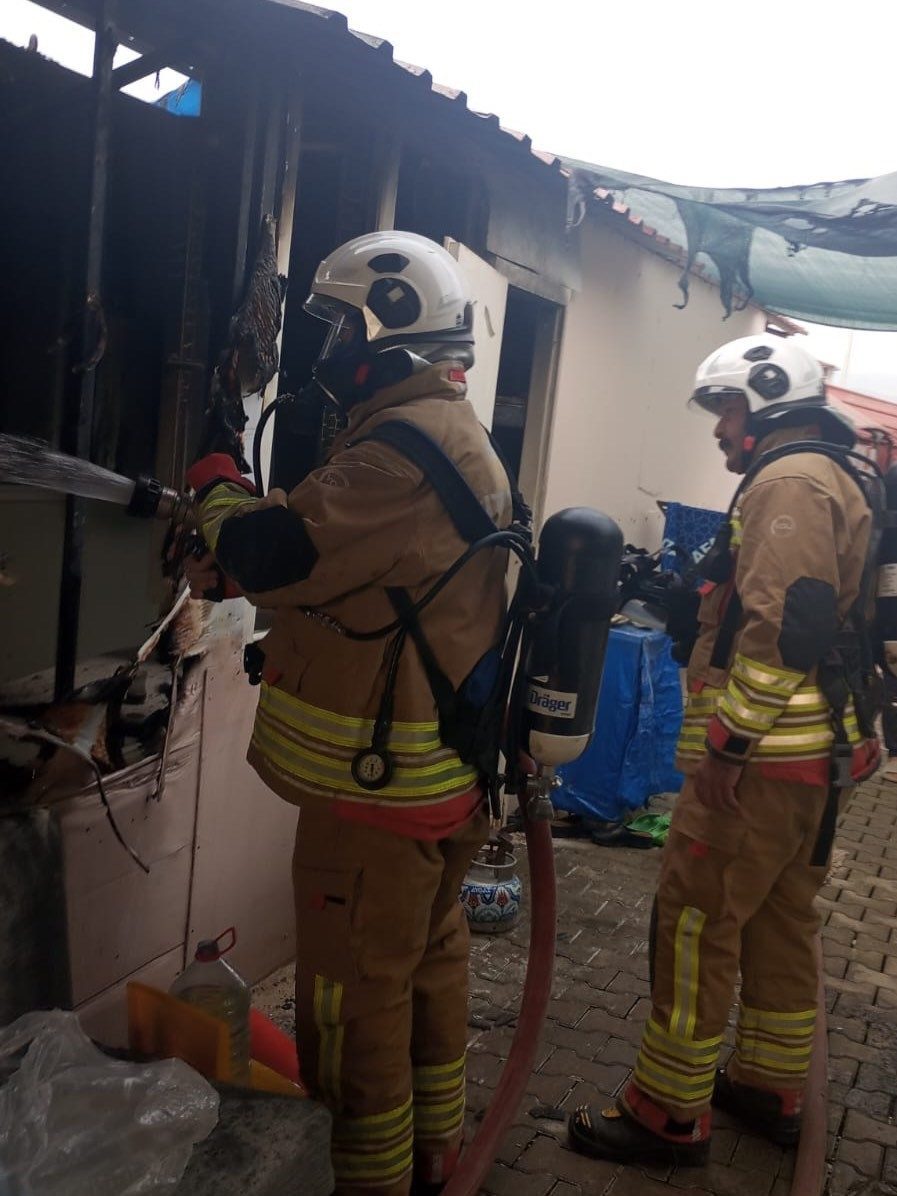 Hatay’da depremzedelerin yaşadığı konteynerde çıkan yangın, çevreye sıçramadan söndürüldü. Yangın,