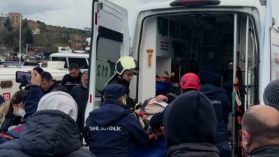 Kocaeli’de denizde çırpınan bir vatandaş, çevredeki kişilerin ihbarı üzerine sahil