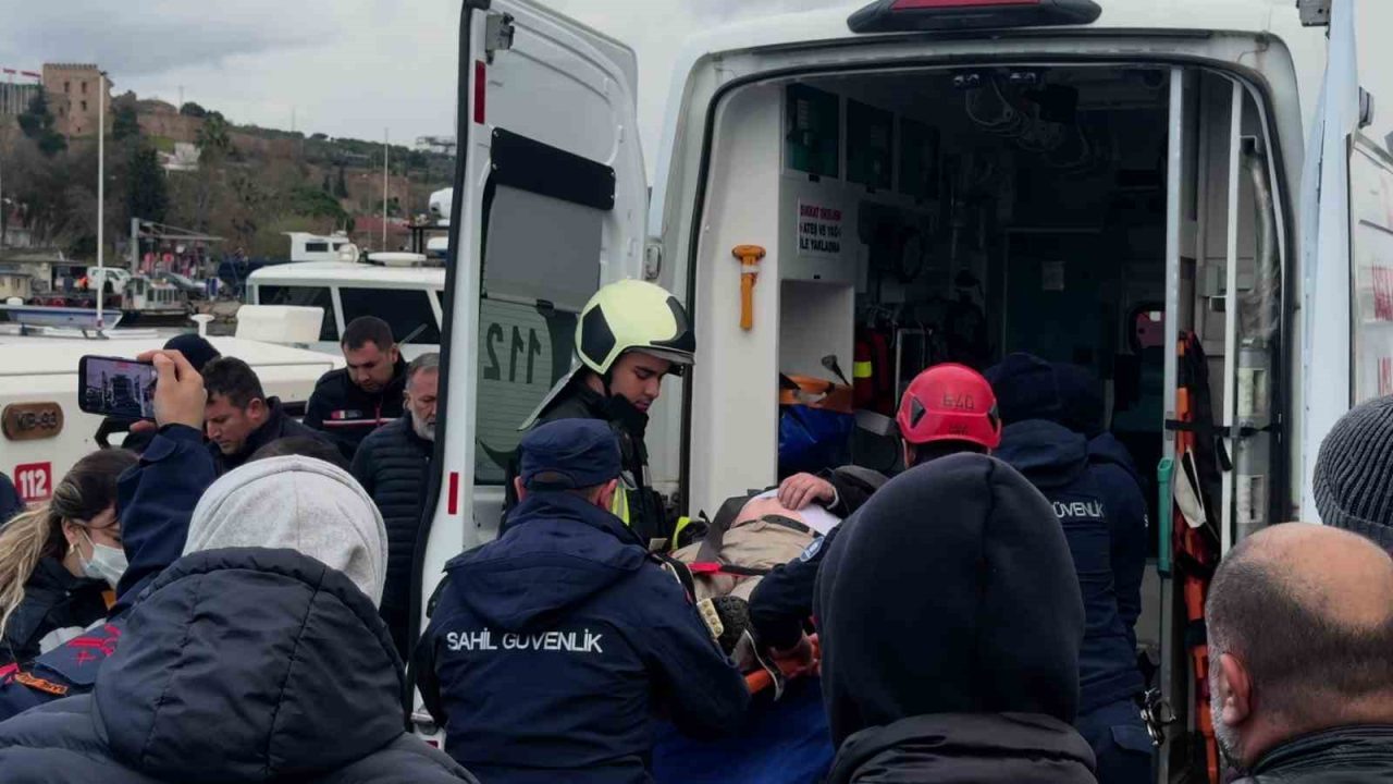 Kocaeli’de denizde çırpınan bir vatandaş, çevredeki kişilerin ihbarı üzerine sahil