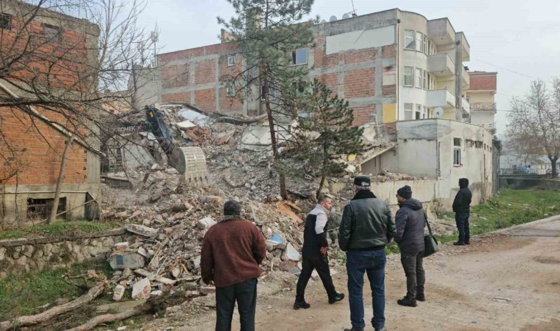 Balıkesir’in Sındırgı ilçesinde yaşanan depremlerin ardından ağır hasar gören binalara