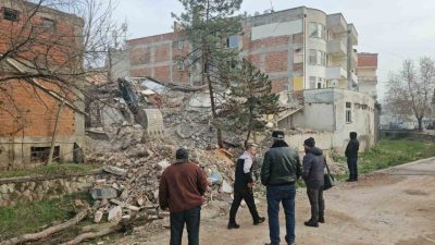 Balıkesir’in Sındırgı ilçesinde yaşanan depremlerin ardından ağır hasar gören binalara