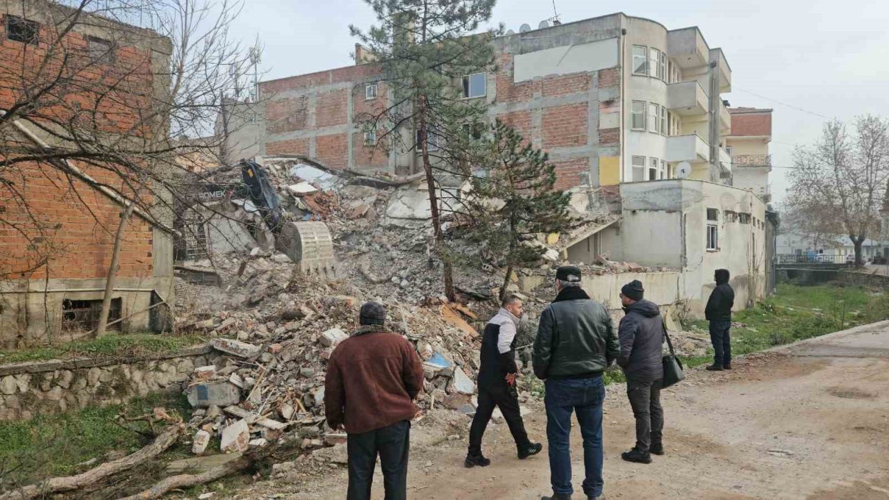 Balıkesir’in Sındırgı ilçesinde yaşanan depremlerin ardından ağır hasar gören binalara