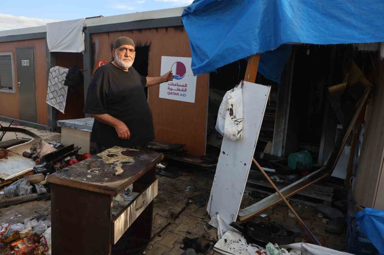 Hatay’da depremzede adamın ve eşinin yaşadığı konteyner yuva yanarak kullanılmaz