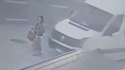 Trabzon’un Yomra ilçesinde oturduğu sitenin önünde dolmuş bekleyen kadın kendisini