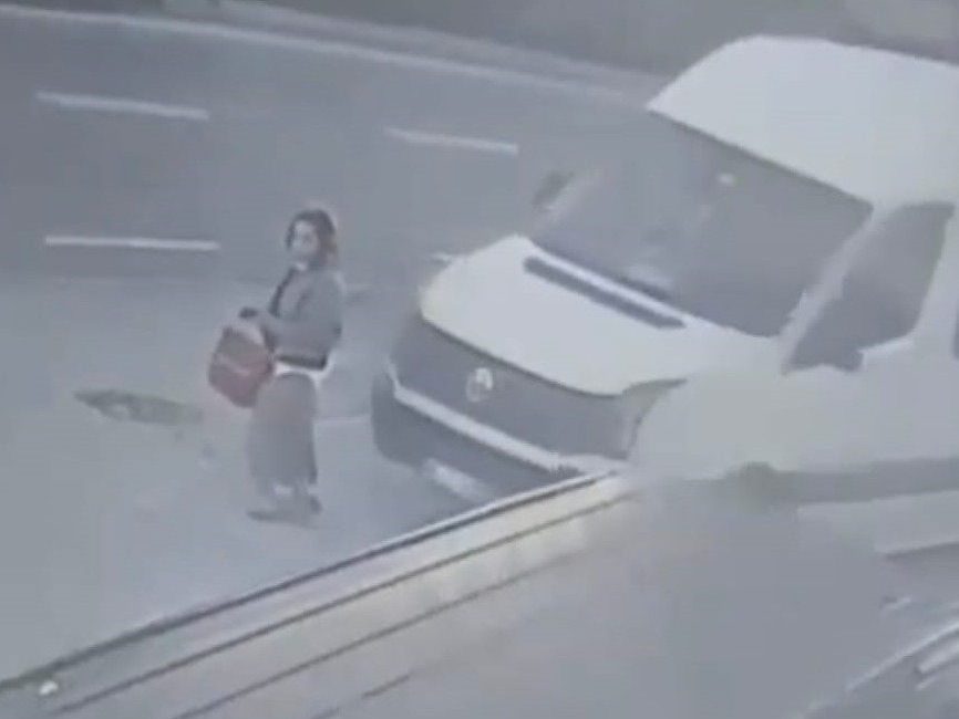 Trabzon’un Yomra ilçesinde oturduğu sitenin önünde dolmuş bekleyen kadın kendisini