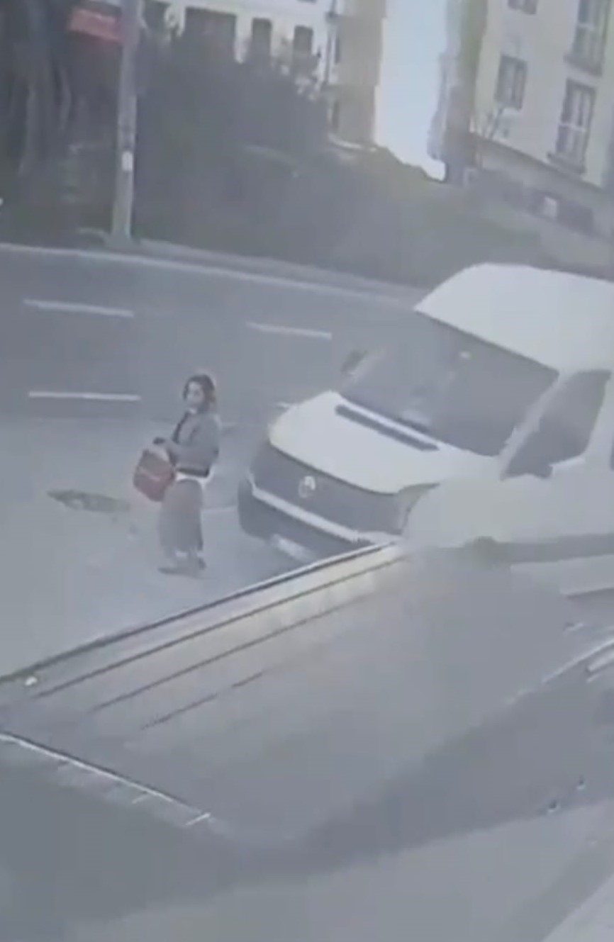 Trabzon’un Yomra ilçesinde oturduğu sitenin önünde dolmuş bekleyen kadın kendisini