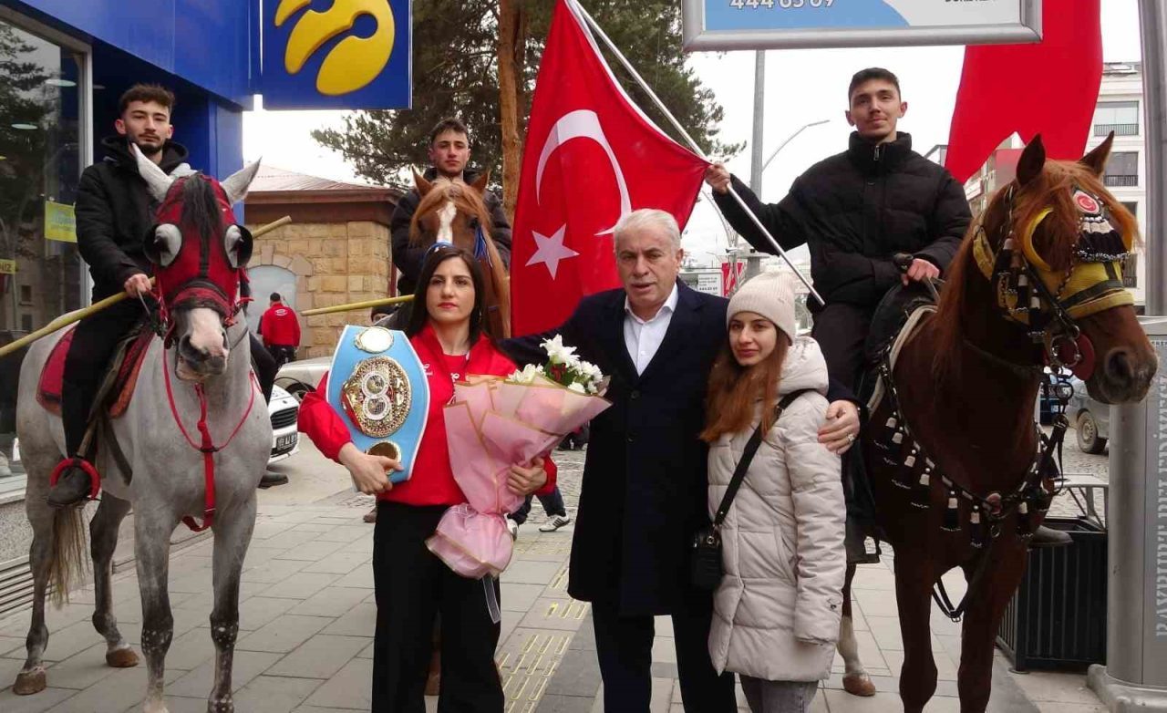 IBF Hafif Sıklet Dünya Şampiyonluğu unvan maçında rakibini nakavt ederek