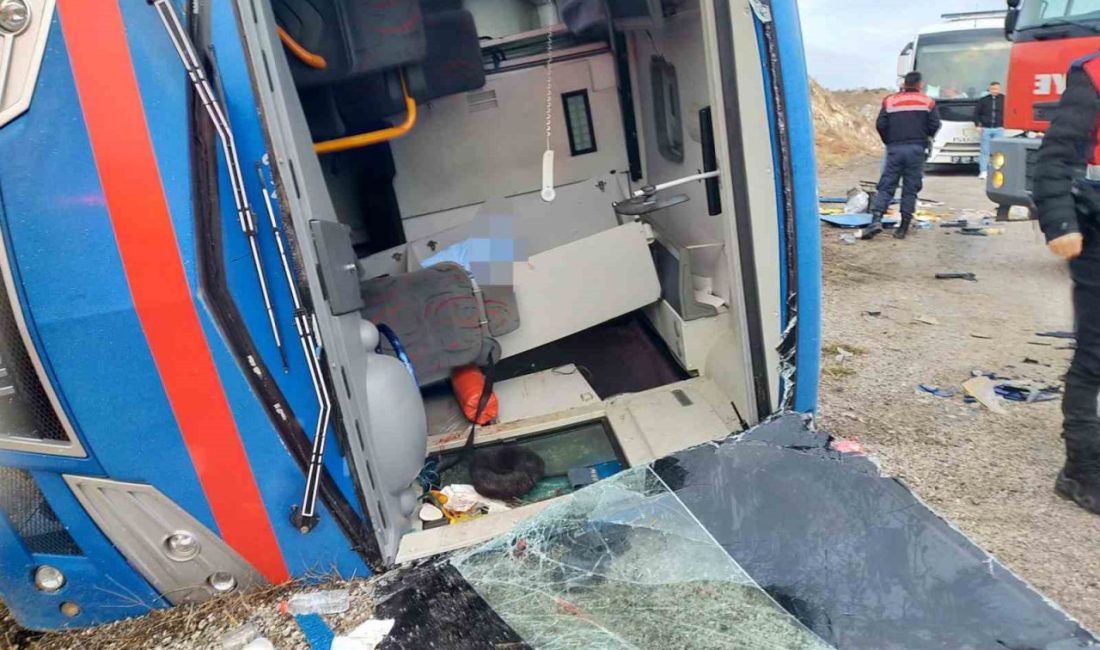 Sivas’ın Zara ilçesinde yoldan çıkan cezaevi nakil aracı devrildi. Kazada