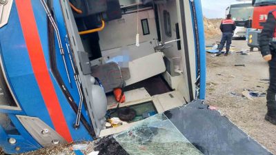 Sivas’ın Zara ilçesinde yoldan çıkan cezaevi nakil aracı devrildi. Kazada