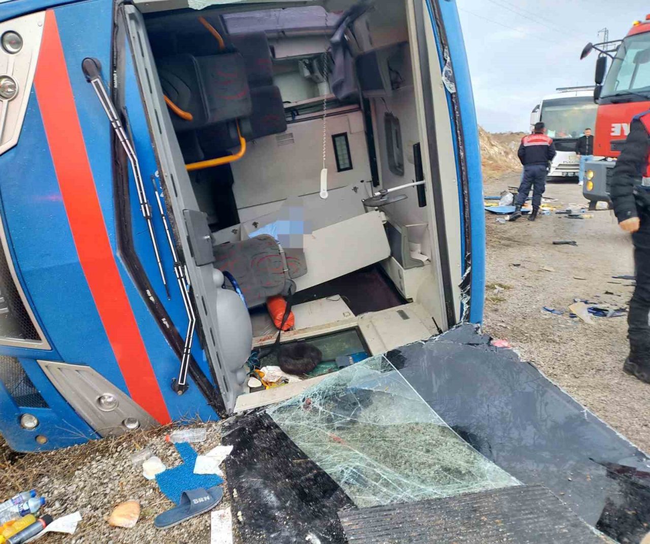 Sivas’ın Zara ilçesinde yoldan çıkan cezaevi nakil aracı devrildi. Kazada