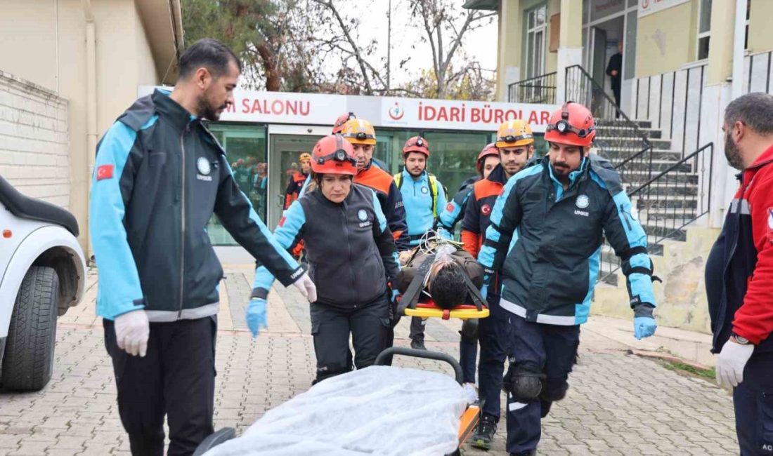 Elazığ’da gerçekleştirilen deprem ve yangın tatbikatı gerçeği aratmazken, ekipler müdahale