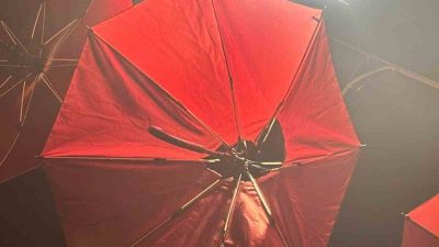 Erzincan İnönü Mahallesi’ndeki Şemsiyeli Sokak’ta elektrik kaçağı nedeniyle şemsiyede çıkan