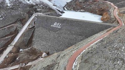 Bayburt’un Aydıntepe ilçesinde yapımı devam eden Erikdibi Göleti inşaatında çalışmalar