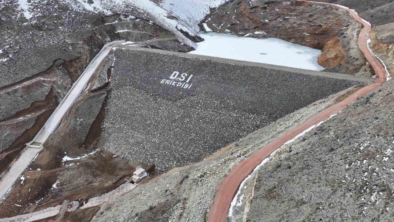 Bayburt’un Aydıntepe ilçesinde yapımı devam eden Erikdibi Göleti inşaatında çalışmalar