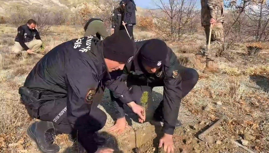 Erzincan Emniyet Müdürlüğü 600 fidanı toprakla buluşturdu. Erzincan İl Emniyet