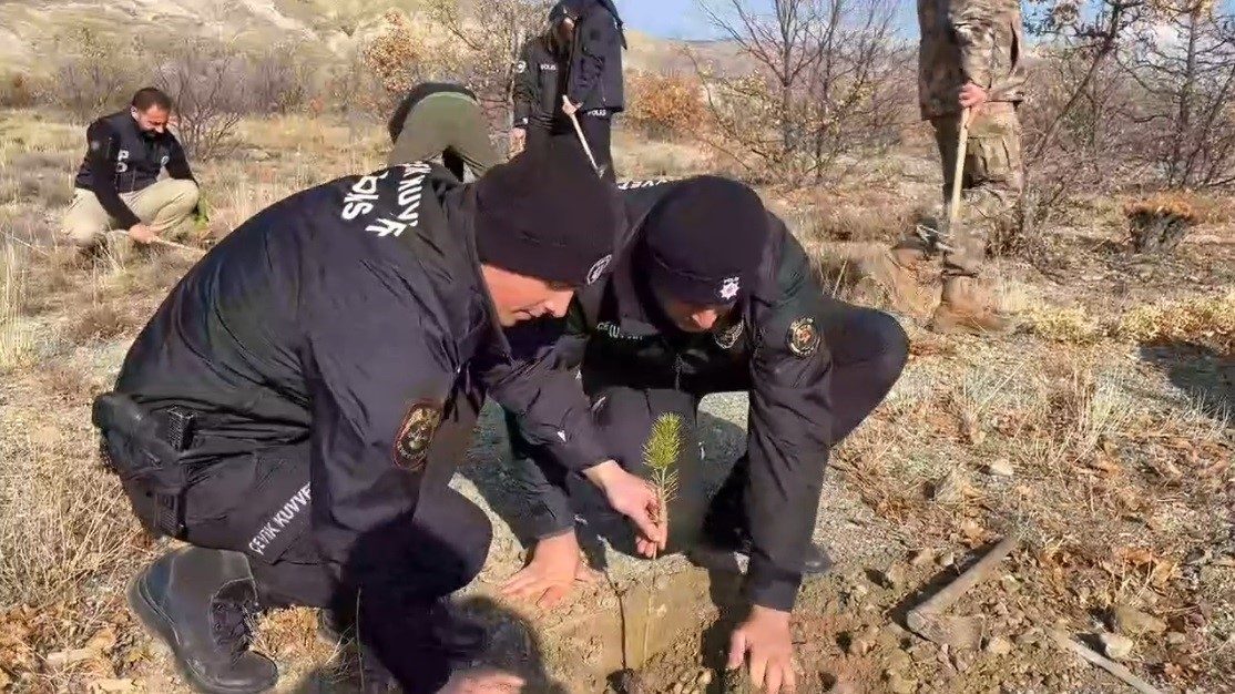 Erzincan Emniyet Müdürlüğü 600 fidanı toprakla buluşturdu. Erzincan İl Emniyet