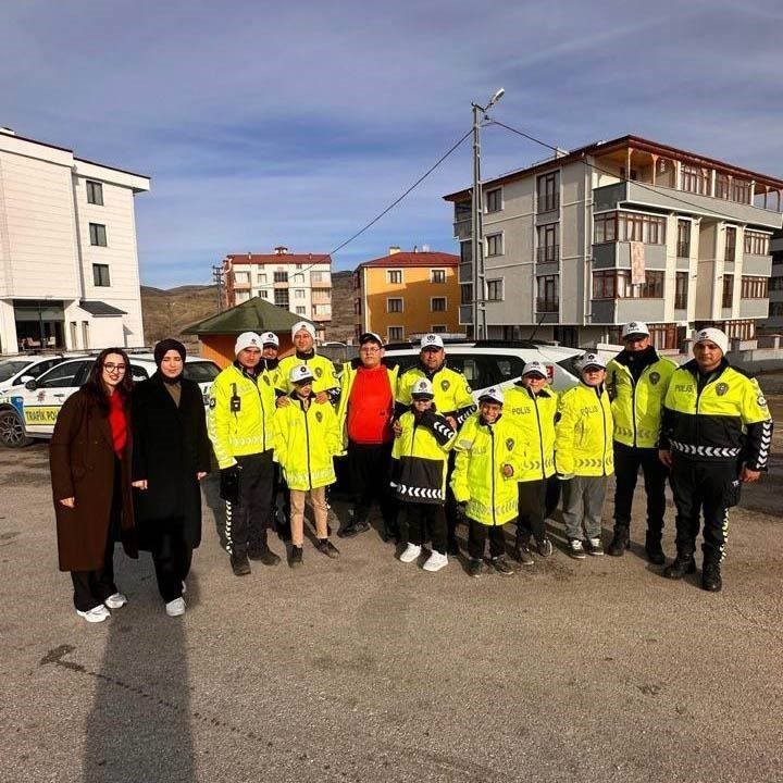 Erzincan İl Emniyet Müdürlüğü Bölge Trafik Denetleme İstasyon Amirliği personeli,