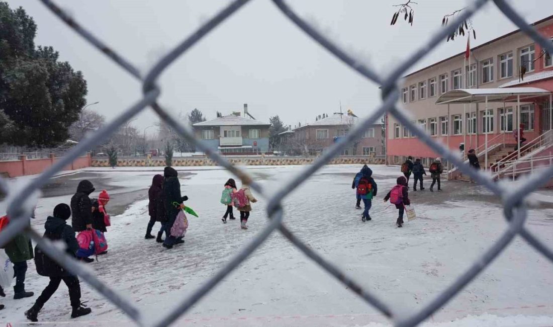 Erzincan’da gece saatlerinde başlayan ve etkisini artıran kar yağışı, kent