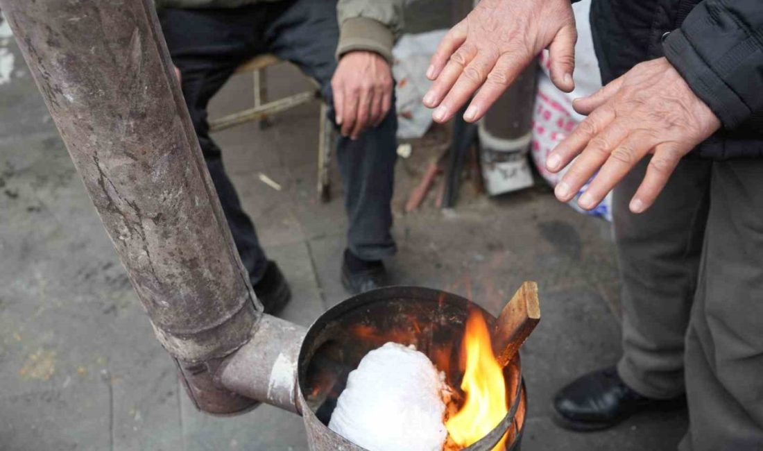 Erzincan’da gece ve sabah erken saatlerde dondurucu soğuklar, pazar esnafını