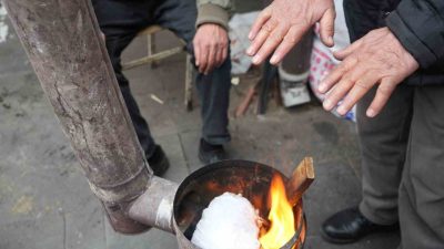 Erzincan’da gece ve sabah erken saatlerde dondurucu soğuklar, pazar esnafını