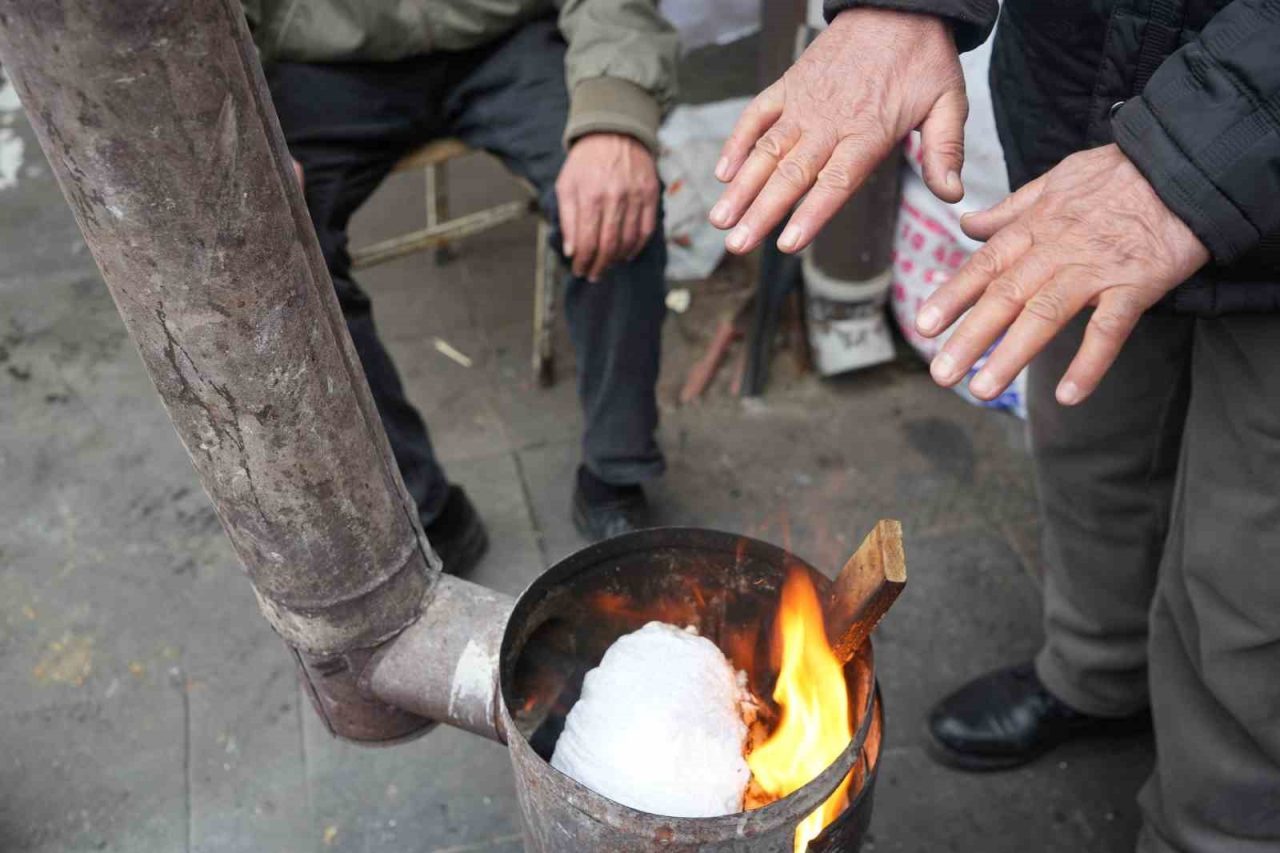 Erzincan’da gece ve sabah erken saatlerde dondurucu soğuklar, pazar esnafını