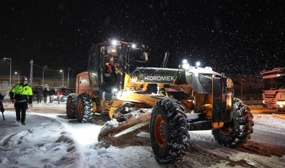 Erzincan Valisi Hamza Aydoğdu, birim amirleriyle birlikte Erzincan-Refahiye Karayolu Sakaltutan