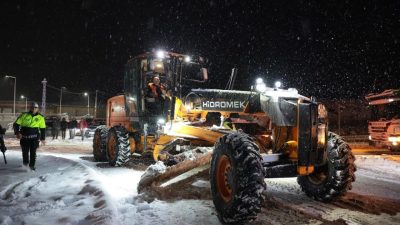 Erzincan Valisi Hamza Aydoğdu, birim amirleriyle birlikte Erzincan-Refahiye Karayolu Sakaltutan