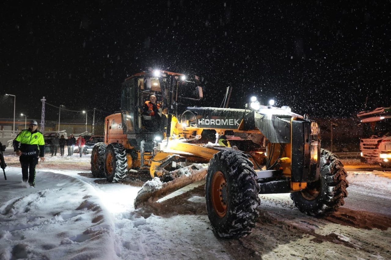 Erzincan Valisi Hamza Aydoğdu, birim amirleriyle birlikte Erzincan-Refahiye Karayolu Sakaltutan
