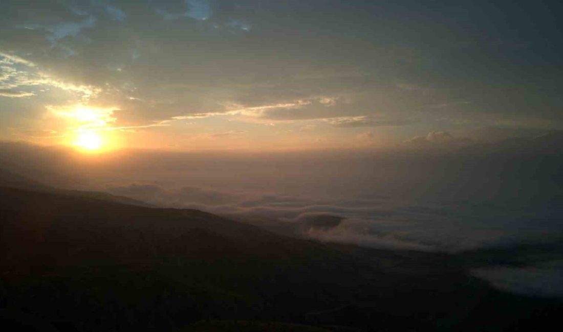 Erzincan’da gün doğumuyla birlikte ovayı kaplayan yoğun sis, Keşiş Dağı’nın