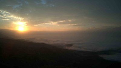 Erzincan’da gün doğumuyla birlikte ovayı kaplayan yoğun sis, Keşiş Dağı’nın