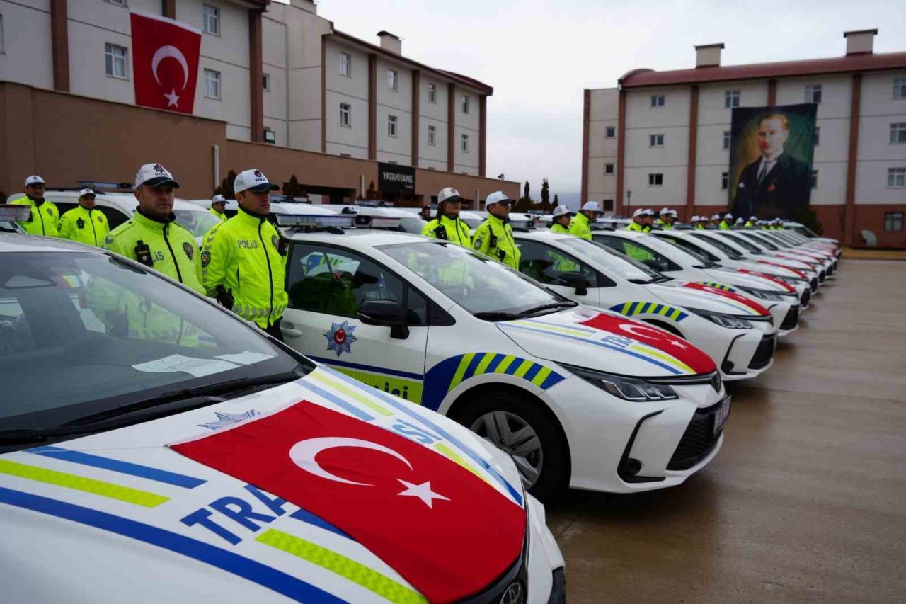 Erzincan’da emniyet ve jandarma teşkilatlarına kazandırılan 122 yeni hizmet aracı,