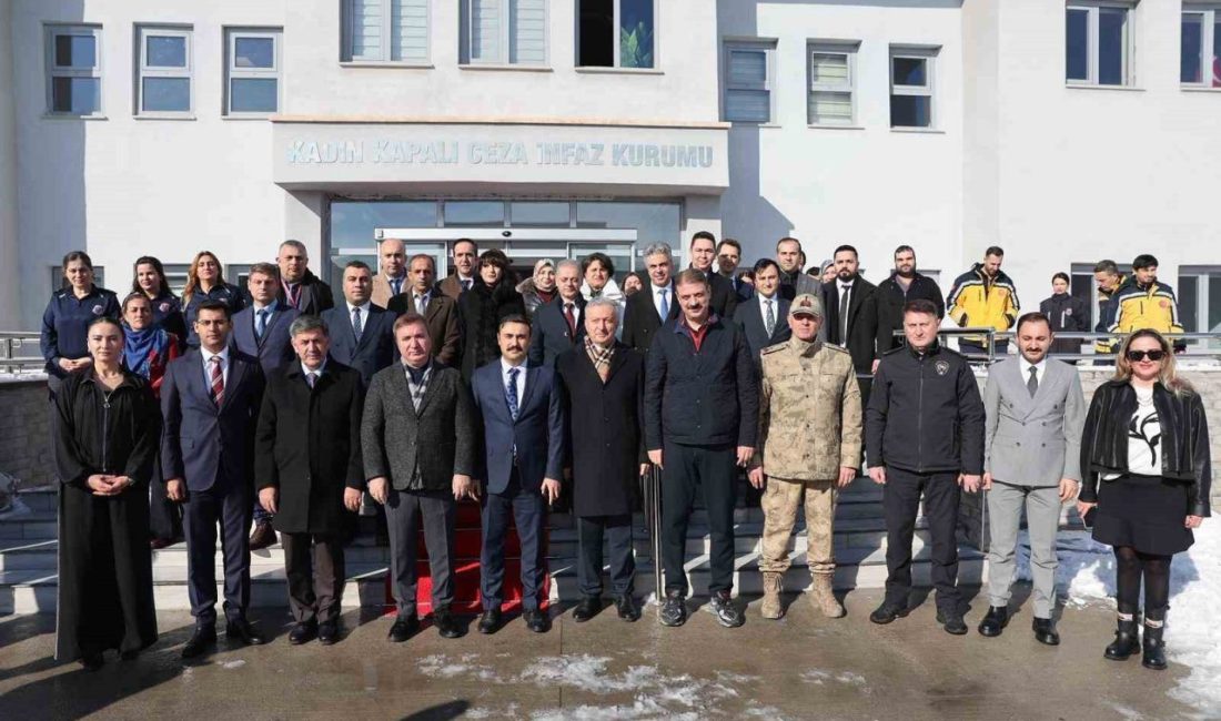 Erzincan Valisi Hamza Aydoğdu, il protokolü ile birlikte Erzincan Kadın