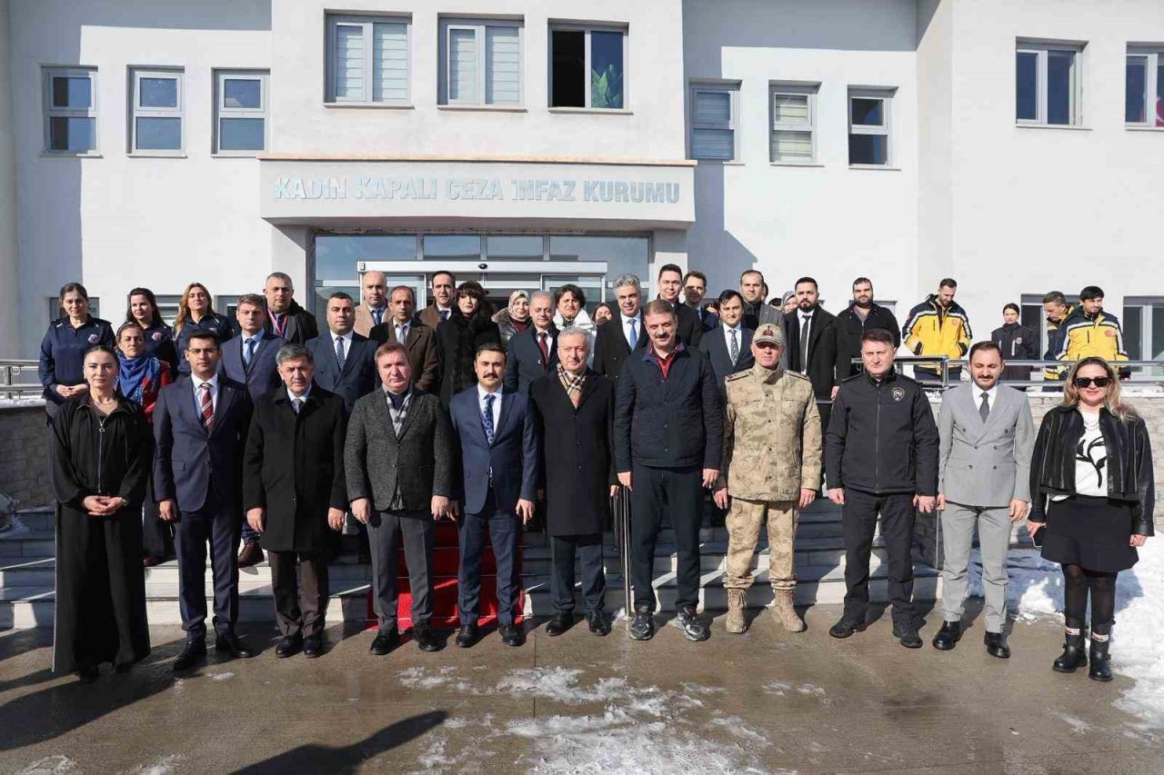 Erzincan Valisi Hamza Aydoğdu, il protokolü ile birlikte Erzincan Kadın