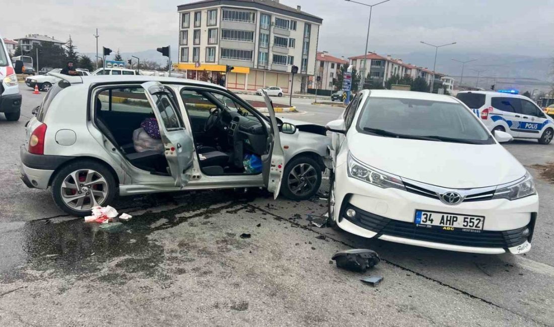Erzincan’da iki otomobilin çarpışması sonucu meydana gelen trafik kazasında 2