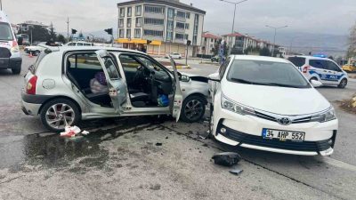 Erzincan’da iki otomobilin çarpışması sonucu meydana gelen trafik kazasında 2