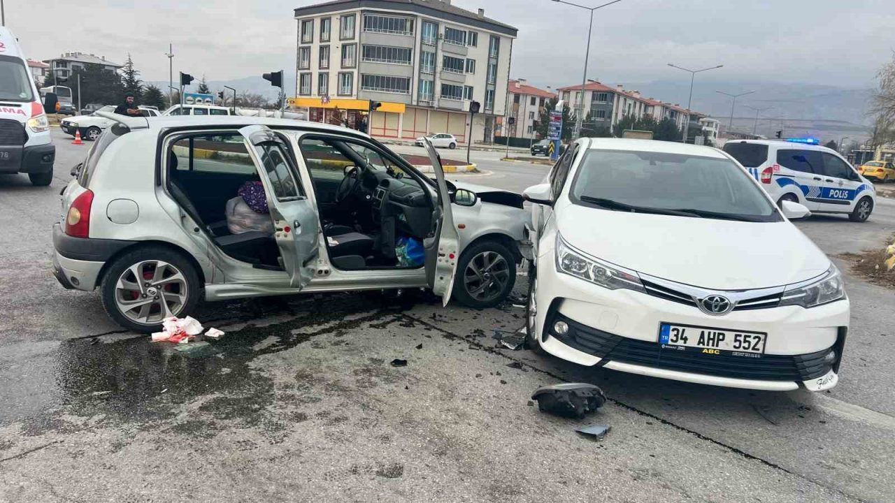 Erzincan’da iki otomobilin çarpışması sonucu meydana gelen trafik kazasında 2