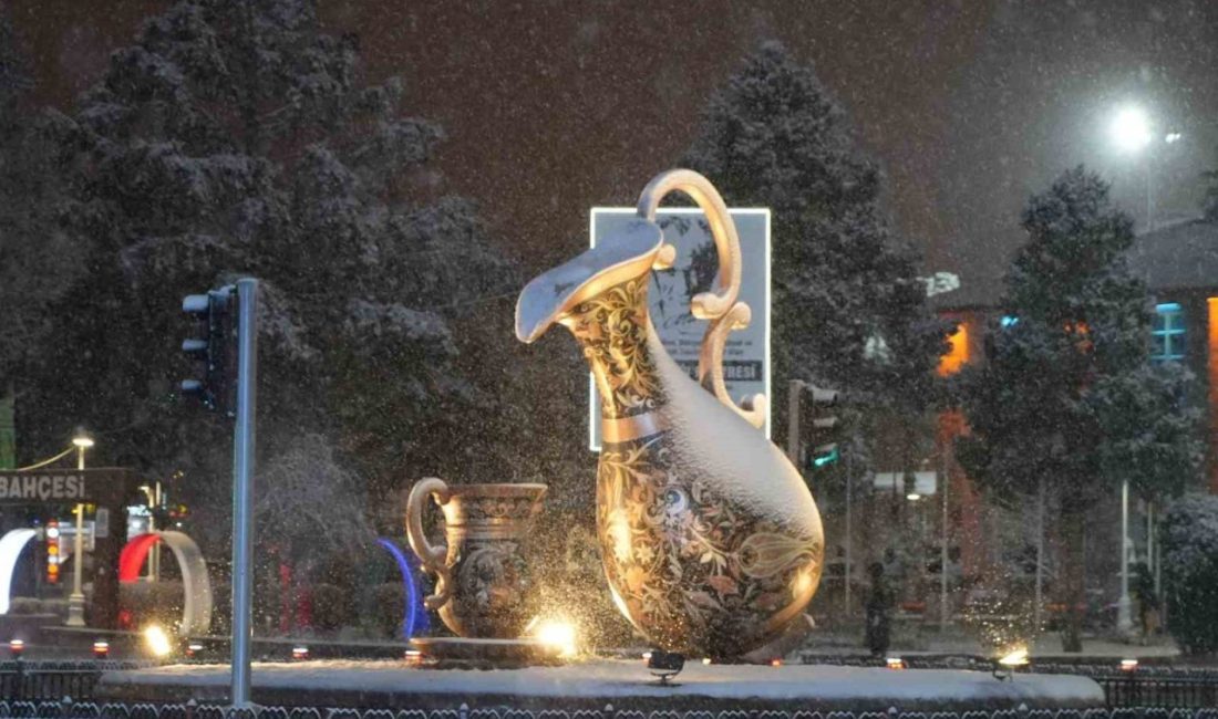 Erzincan şehir merkezinde kar yağışı etkili olmaya başladı. Gece saatlerinde