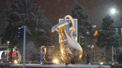 Erzincan şehir merkezinde kar yağışı etkili olmaya başladı. Gece saatlerinde