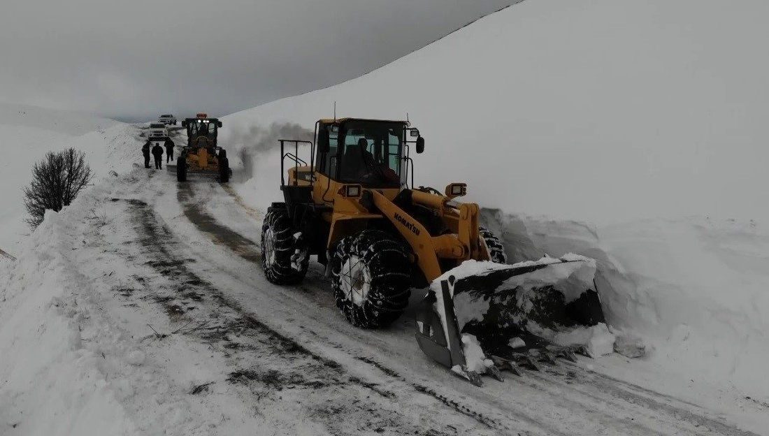 Erzincan’ın yüksek kesimlerinde aralıklı etkili olan kar yağışı ve tipiden