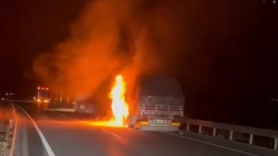 Erzincan’ın Üzümlü ilçesinde seyir halindeki TIR’da çıkan yangın paniğe neden