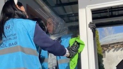 Erzincan’da öğrenciler, üç aylar yaklaşırken gönüllü olarak camilerin temizliğini yaptı.