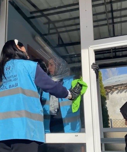 Erzincan’da öğrenciler, üç aylar yaklaşırken gönüllü olarak camilerin temizliğini yaptı.