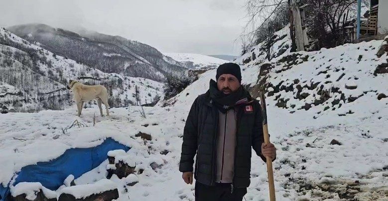 Erzincan’da hava sıcaklıklarının düşmesiyle birlikte kent merkezinde yağmur, yüksek kesimlerde