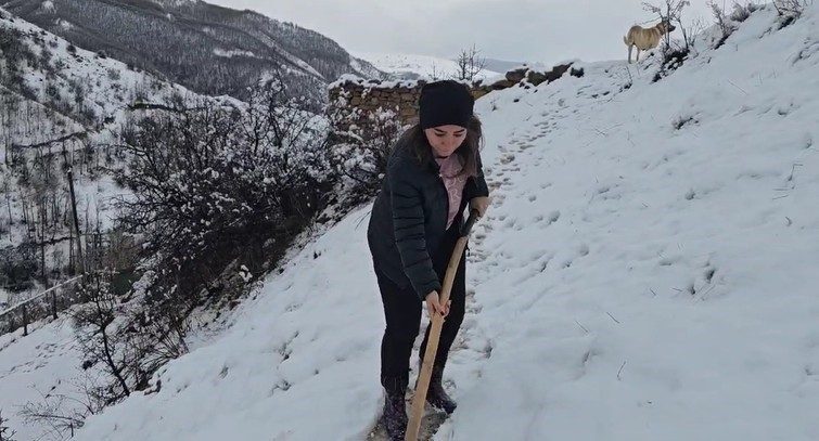 Erzincan’ın yüksek kesimlerinde etkili olan kar yağışıyla birlikte köyler beyaz