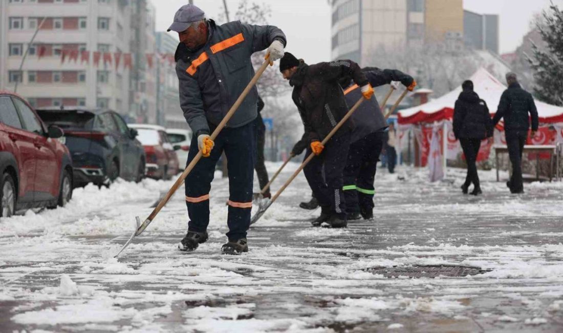 Erzurum Büyükşehir Belediyesi ekipleri, kent merkezinde karla mücadele çalışmalarını gün